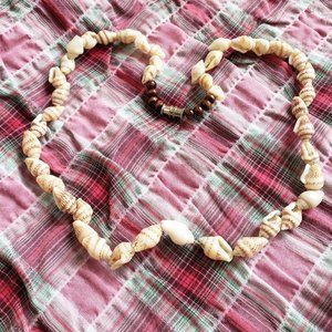 Fashionable dainty true tulip seashells necklace